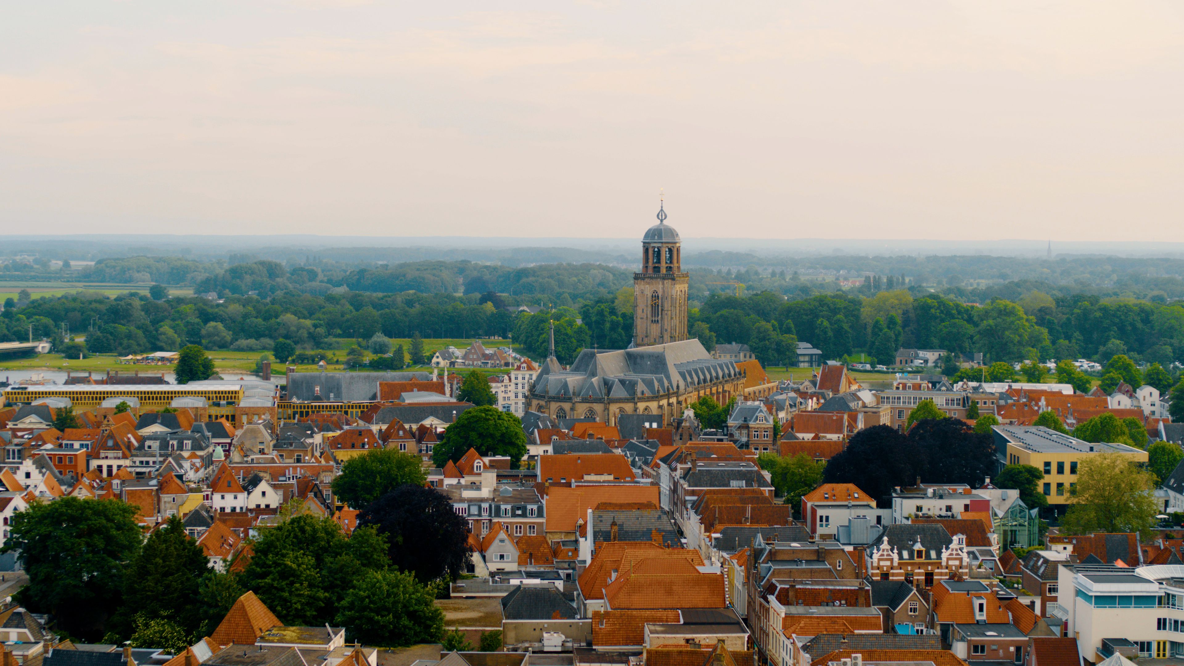 Afbeelding ter illustratie, we zien een drone shot met de binnenstad van boven.